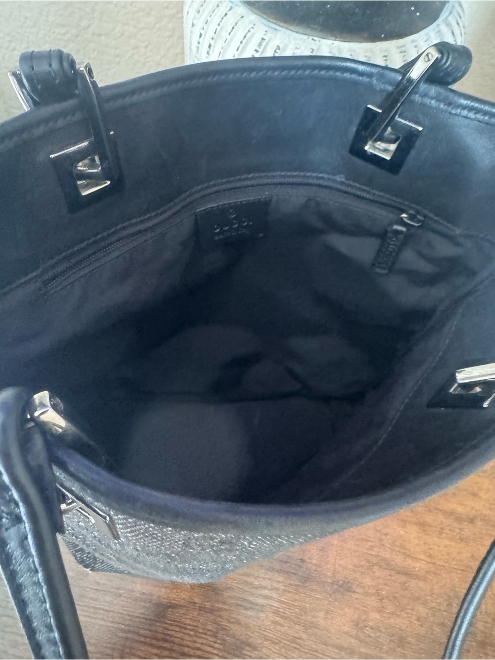 Gucci 1990s quiet classic luxury vintage bucket handbag, Italy, Authentic 31244 - Picture 4 of 16